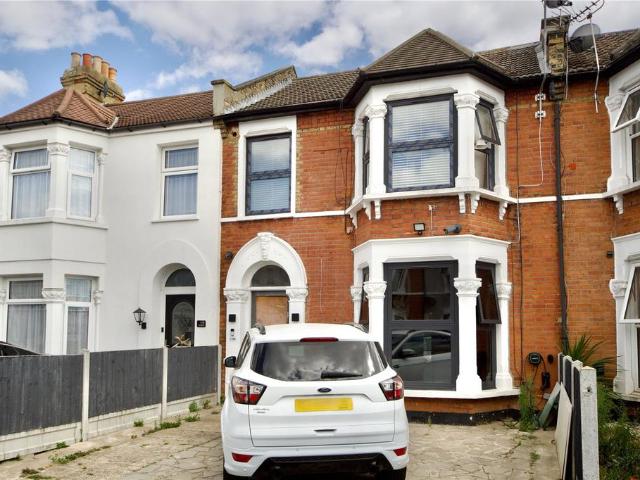 Flat for sale in Seven Kings, Greater London