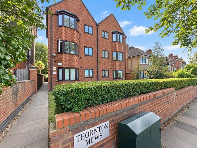 Flat for sale in Queen's Park, Northampton