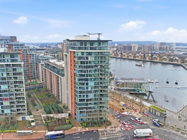 Flat for sale in Canning Town, Greater London
