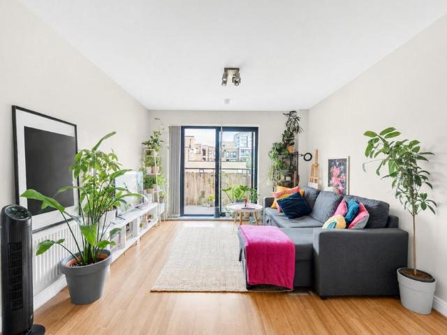 Flat for sale in Bromley-by-Bow, Poplar Grove
