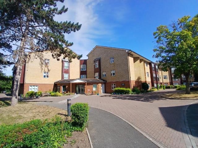Flat for sale in Tedfold, Horsham