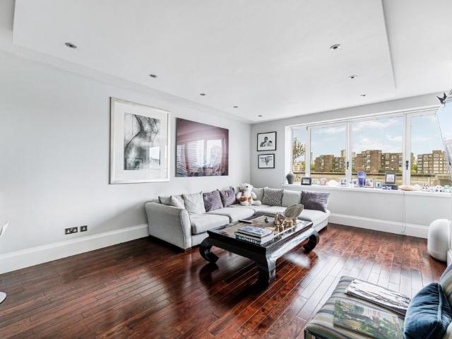 Flat for sale in Chelsea Harbour, Greater London