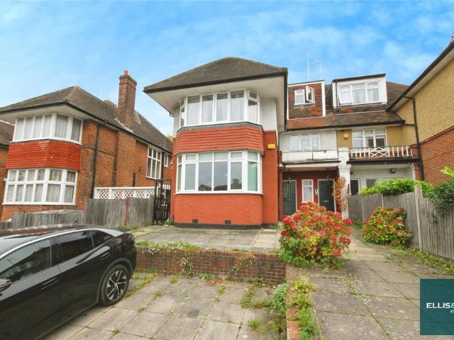 Flat for sale in Golders Green, Greater London