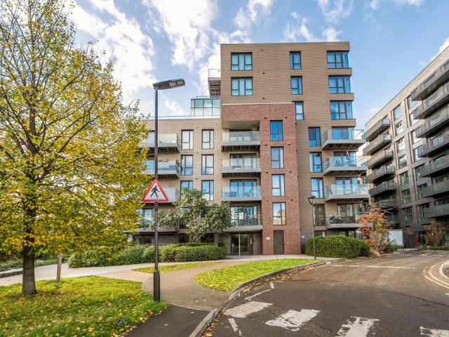 Flat for sale in Woodberry Down, Stamford Hill