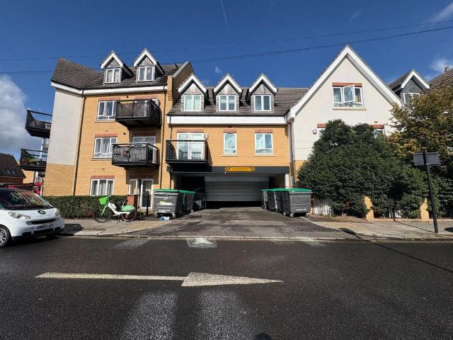 Flat for sale in London Borough of Ealing, Greater London