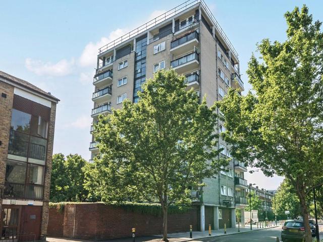 Flat for sale in Walworth, Greater London