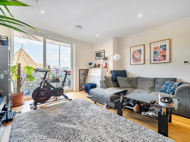 Flat for sale in London Borough of Lewisham, Deptford
