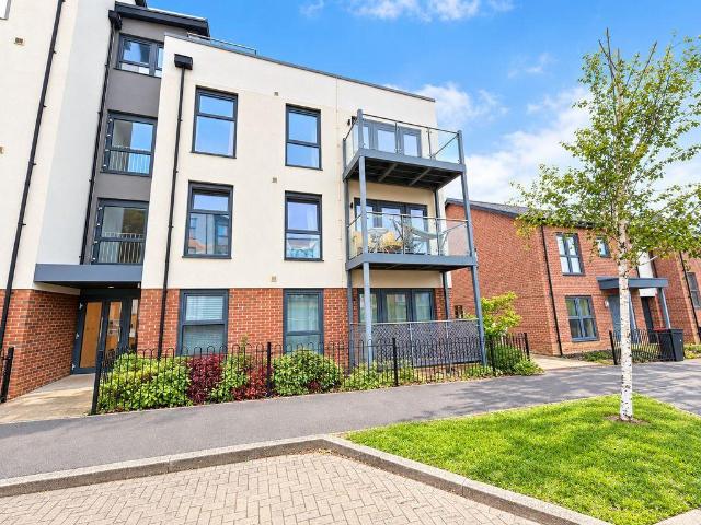 Flat for sale in Oakgrove, Milton Keynes
