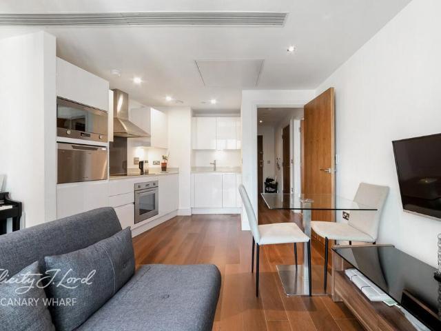 Flat for sale in Isle Of Dogs, Greater London