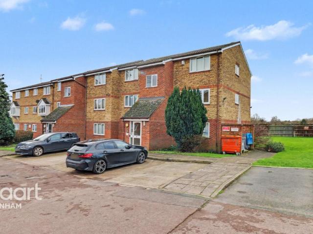 Flat for sale in Rainham, Greater London
