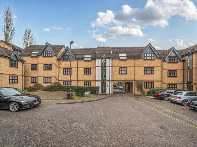 Flat for sale in Lane, Greater London