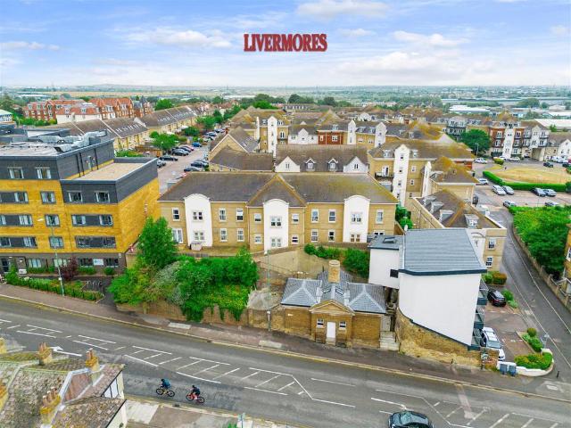 Flat for sale in Monks Orchard, Kent