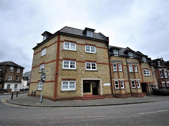 Flat for sale in North Watford, Hertfordshire