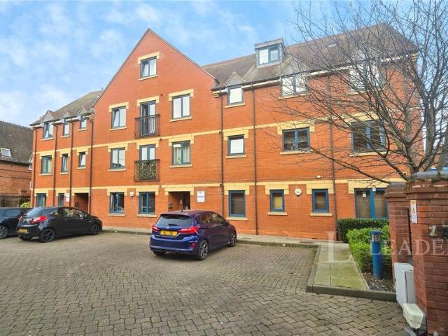 Flat for sale in St Clements, Worcestershire