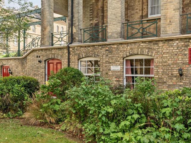 Flat for sale in Shooters Hill, Greater London