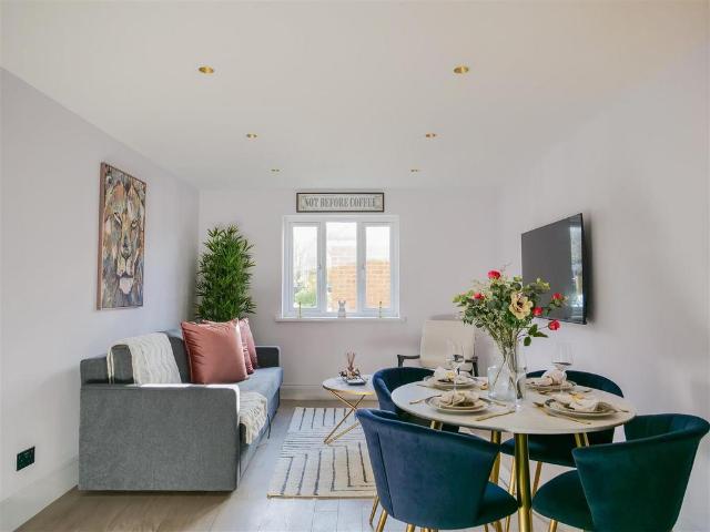 Flat for sale in London Borough of Ealing, Greater London