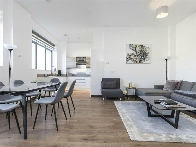 Flat for sale in Denham
