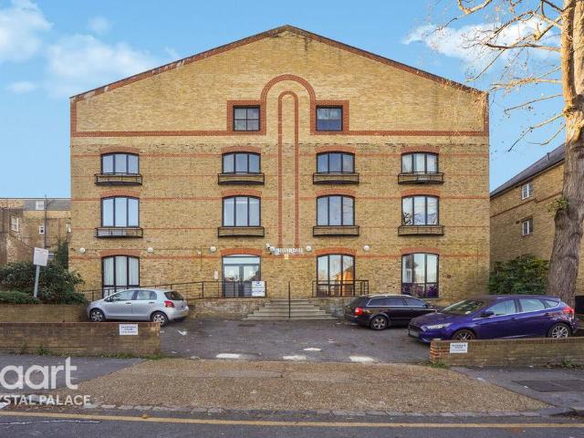 Flat for sale in London Borough of Lewisham, Forest Hill
