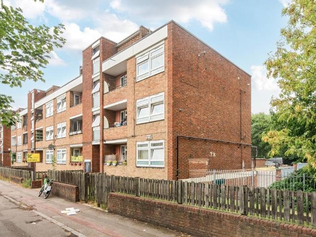 Flat for sale in London Borough of Lewisham, New Cross