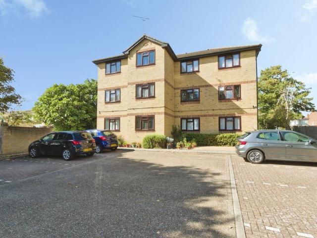 Flat for sale in Lessness Heath, Greater London