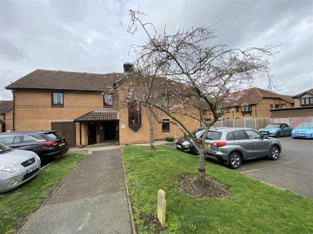 Flat for sale in Marks Gate, Greater London