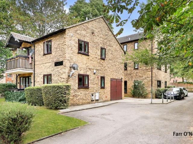 Flat for sale in Woodford Wells, Greater London