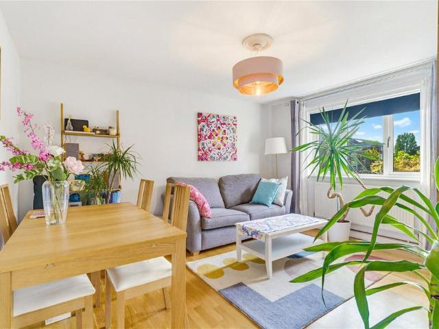 Flat for sale in Balham, Greater London