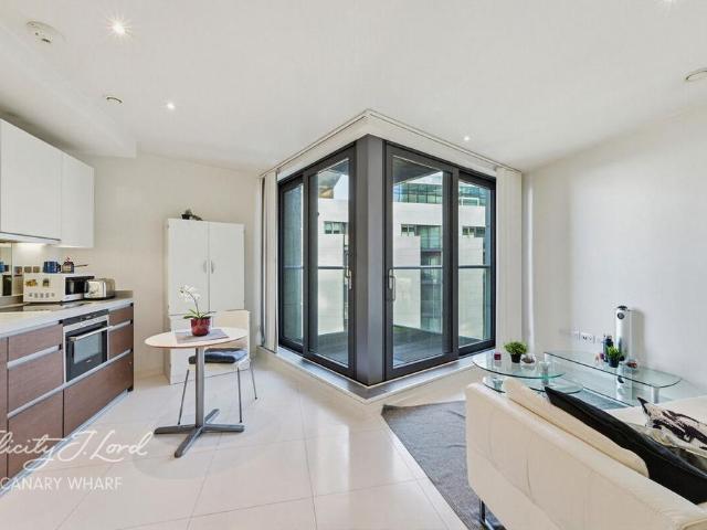 Flat for sale in Isle Of Dogs, Greater London