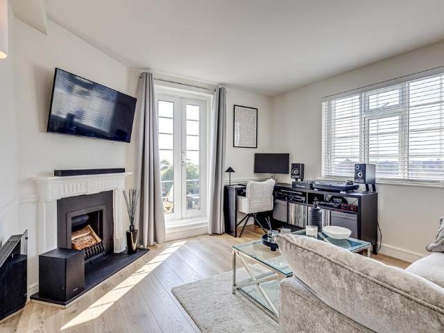 Flat for sale in Alton Barnes, Essex