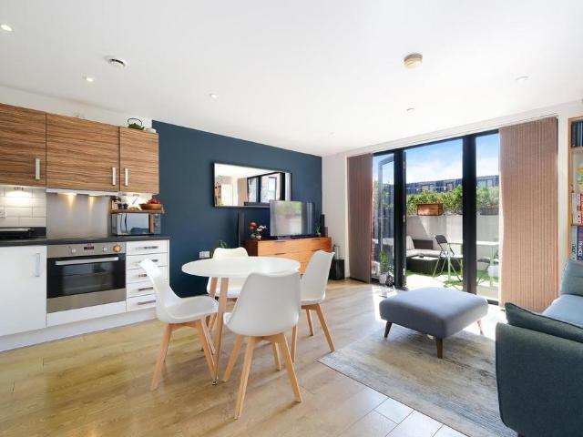 Flat for sale in Poplar Grove, Greater London