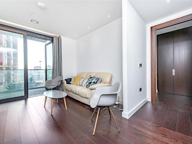 Flat for sale in Nine Elms, Greater London