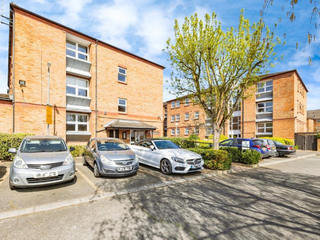 Flat for sale in Watford Heath, North Watford