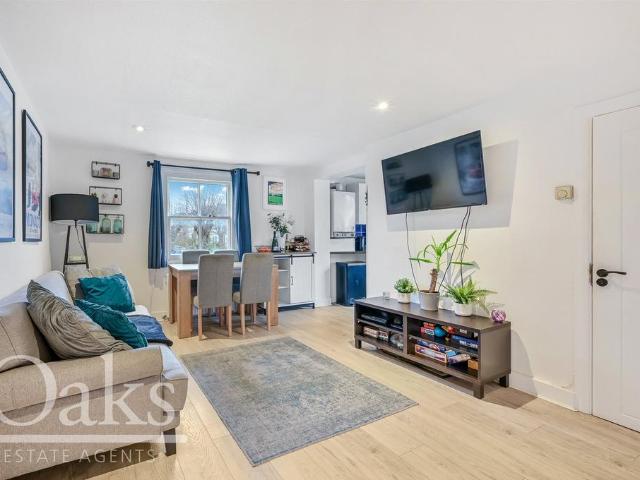 Flat for sale in Streatham, Greater London