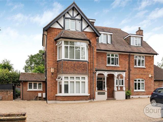 Flat for sale in Woking, Surrey