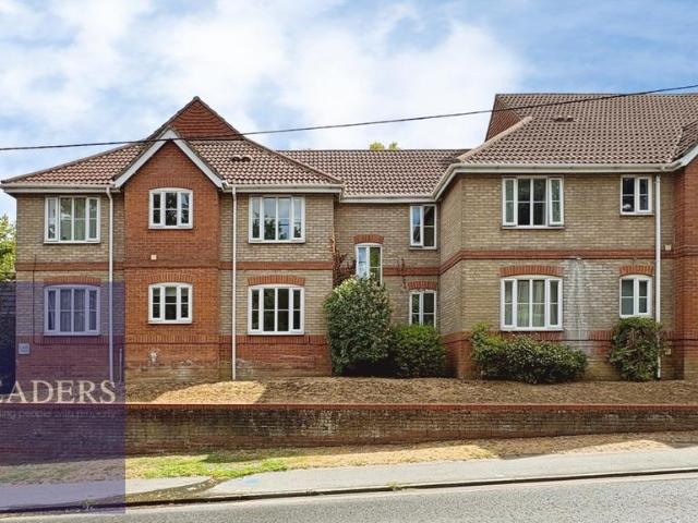 Flat for sale in Chipping Hill, Essex