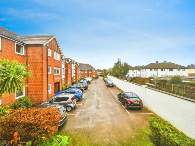 Flat for sale in Barnehurst, Greater London