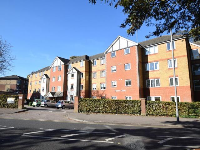 Flat for sale in Spring Park, Luton