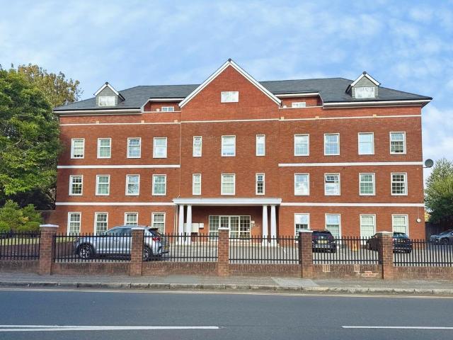 Flat for sale in Chepping Wycombe, Loudwater