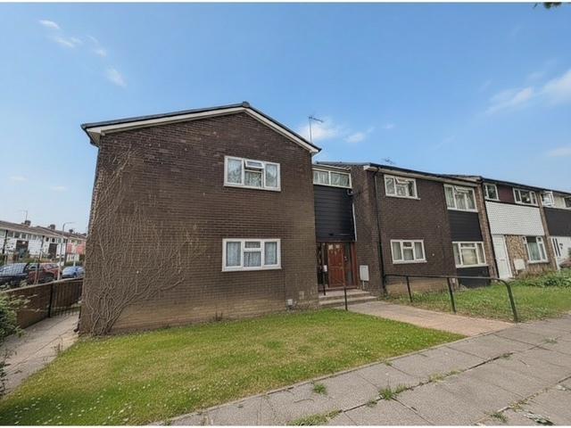 Flat for sale in Lee Chapel, Essex