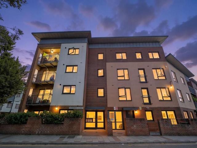 Flat for sale in Plaistow, Greater London