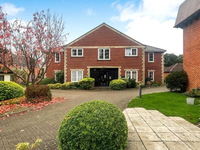 Flat for sale in Hartley Wintney, Hart