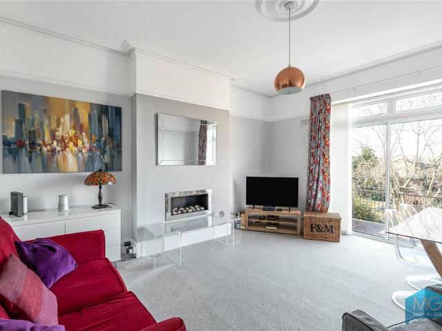 Flat for sale in Crouch End, Greater London