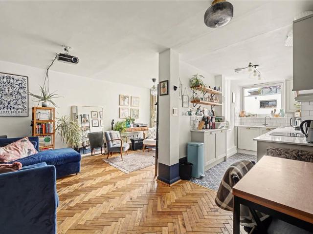 Flat for sale in Highbury, Greater London