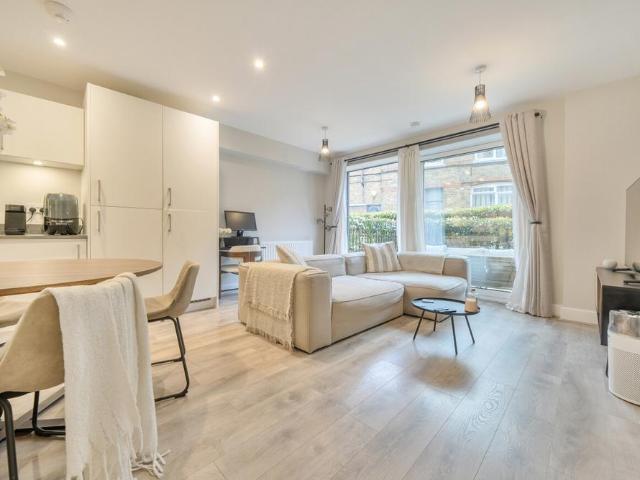 Flat for sale in Albany Park, Greater London