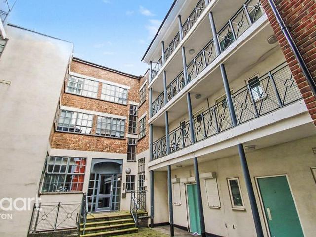 Flat for sale in Spring Park, Luton