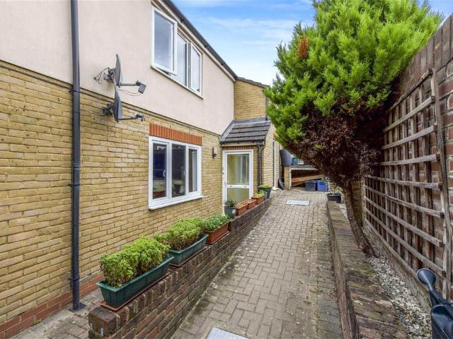 Flat for sale in Whitton, Greater London