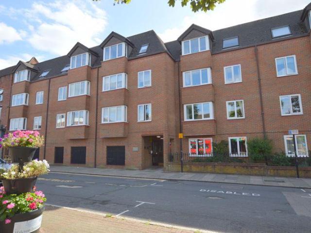 Flat for sale in Hatch End, Greater London