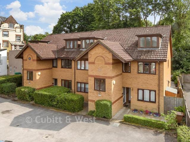 Flat for sale in Red Hill, Surrey