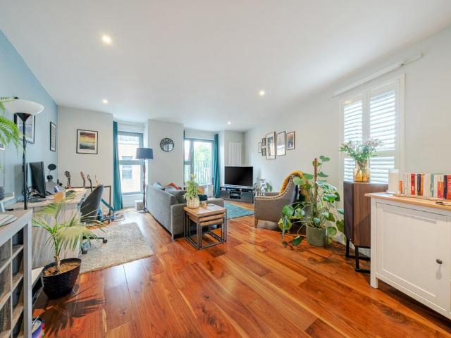 Flat for sale in Nunhead, Greater London
