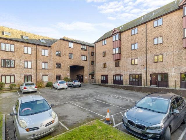 Flat for sale in Ridgewood, Wealden